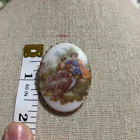 Brooch‎ - Picture 1 of 2